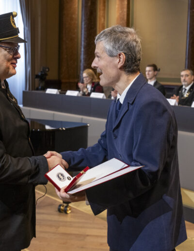 Dobos Szabolcs úr átveszi a Szent Borbála (Bányász) érmet