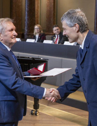 Győri Imre úr átveszi a Szent Borbála (Kohász) érmet