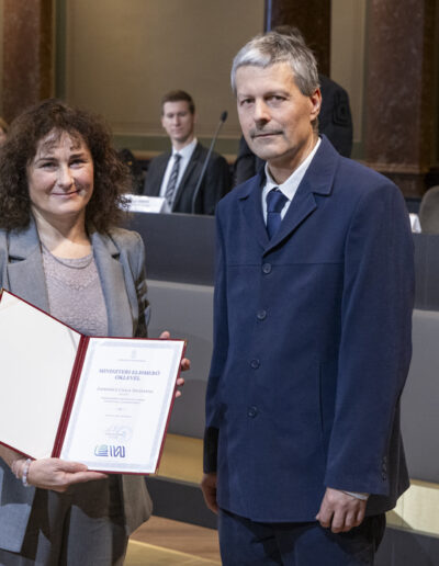 Zadravecz Csilla úrhölgy átveszi a Miniszteri Elismerő Oklevelet