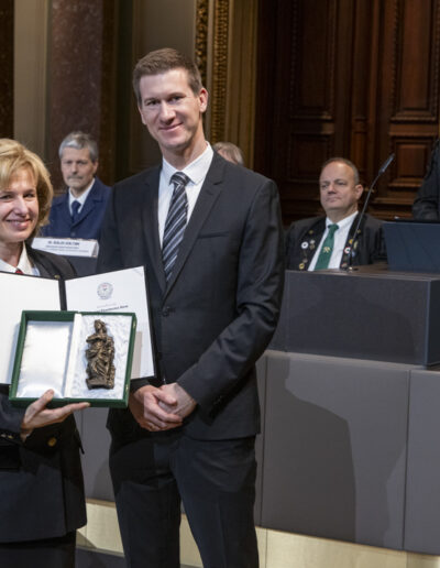 Szücsné Posztovics Ilona úrhölgy átveszi a Magyar Bányászati Szövetség „SZENT BORBÁLA A BÁNYÁSZOK VÉDŐSZENTJE” bronzszobrát
