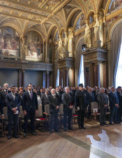 A résztvevők a Bányász- és Kohász Himnuszt éneklik